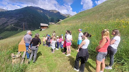 Kindergarten Innervillgraten beim Schulbienenstand