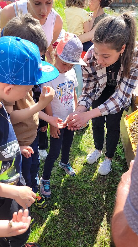 Kinder halten Drohnen in den Händen